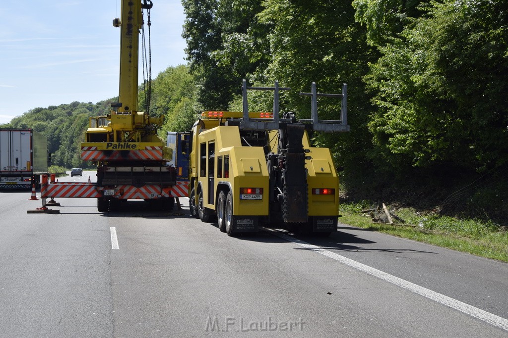 LKW in Boeschung A 3 Rich Frankfurt Hoehe Roesrath Lohmar P232.JPG - Miklos Laubert